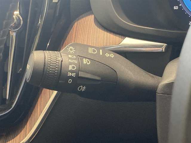 ボルボ ボルボ ＸＣ６０ B5 AWD インスクリプション 熊本県 2021(令3)年 4.1万km グレー ・スマートキー/・プッシュスタート/・パノラマサンルーフ/・PilotAssist/・レーンキープエイド/・前車発進通知/・ロードサインインフォメーション/・クルーズコントロール(追従式)/・茶革シート/・前席パワーシート/・前席エアシート /・全席シートヒーター /・ハンドルヒーター /・純正Googleナビ/　【Bluetooth・USB・AppleCarPlay・AndroidAuto】/・Bowers＆Wilkinsサウンドシステム/・全方位カメラ/・ETC/・ドライブレコーダー(前後録画)/・ヘッドアップディスプレイ/・ワイヤレス充電/・パワーバックドア/・LEDヘッドランプ/・LEDフォグランプ/・純正マット