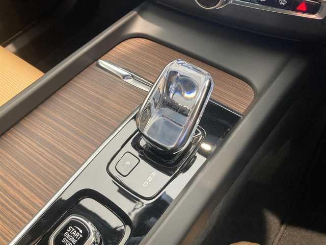 ボルボ ボルボ ＸＣ６０ B5 AWD インスクリプション 熊本県 2021(令3)年 4.1万km グレー ・スマートキー/・プッシュスタート/・パノラマサンルーフ/・PilotAssist/・レーンキープエイド/・前車発進通知/・ロードサインインフォメーション/・クルーズコントロール(追従式)/・茶革シート/・前席パワーシート/・前席エアシート /・全席シートヒーター /・ハンドルヒーター /・純正Googleナビ/　【Bluetooth・USB・AppleCarPlay・AndroidAuto】/・Bowers＆Wilkinsサウンドシステム/・全方位カメラ/・ETC/・ドライブレコーダー(前後録画)/・ヘッドアップディスプレイ/・ワイヤレス充電/・パワーバックドア/・LEDヘッドランプ/・LEDフォグランプ/・純正マット
