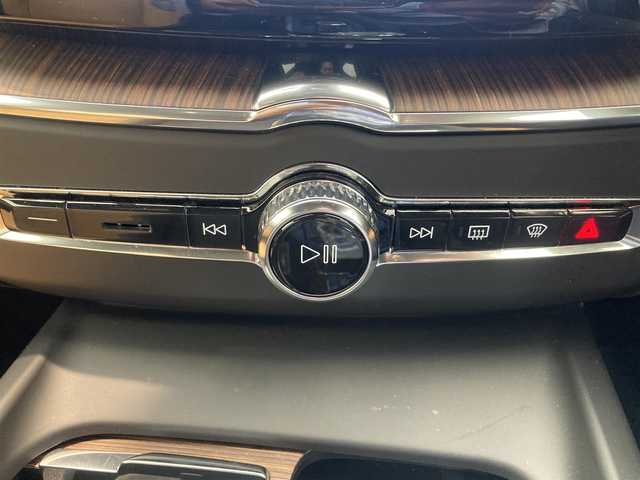 ボルボ ボルボ ＸＣ６０ B5 AWD インスクリプション 熊本県 2021(令3)年 4.1万km グレー ・スマートキー/・プッシュスタート/・パノラマサンルーフ/・PilotAssist/・レーンキープエイド/・前車発進通知/・ロードサインインフォメーション/・クルーズコントロール(追従式)/・茶革シート/・前席パワーシート/・前席エアシート /・全席シートヒーター /・ハンドルヒーター /・純正Googleナビ/　【Bluetooth・USB・AppleCarPlay・AndroidAuto】/・Bowers＆Wilkinsサウンドシステム/・全方位カメラ/・ETC/・ドライブレコーダー(前後録画)/・ヘッドアップディスプレイ/・ワイヤレス充電/・パワーバックドア/・LEDヘッドランプ/・LEDフォグランプ/・純正マット