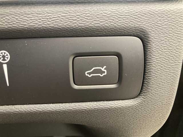 ボルボ ボルボ ＸＣ６０ B5 AWD インスクリプション 熊本県 2021(令3)年 4.1万km グレー ・スマートキー/・プッシュスタート/・パノラマサンルーフ/・PilotAssist/・レーンキープエイド/・前車発進通知/・ロードサインインフォメーション/・クルーズコントロール(追従式)/・茶革シート/・前席パワーシート/・前席エアシート /・全席シートヒーター /・ハンドルヒーター /・純正Googleナビ/　【Bluetooth・USB・AppleCarPlay・AndroidAuto】/・Bowers＆Wilkinsサウンドシステム/・全方位カメラ/・ETC/・ドライブレコーダー(前後録画)/・ヘッドアップディスプレイ/・ワイヤレス充電/・パワーバックドア/・LEDヘッドランプ/・LEDフォグランプ/・純正マット