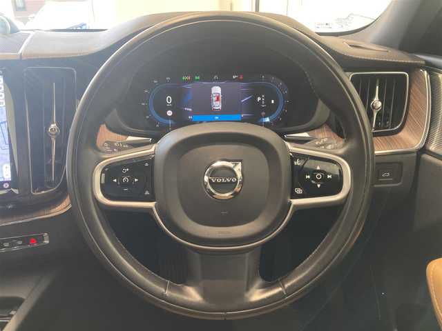ボルボ ボルボ ＸＣ６０ B5 AWD インスクリプション 熊本県 2021(令3)年 4.1万km グレー ・スマートキー/・プッシュスタート/・パノラマサンルーフ/・PilotAssist/・レーンキープエイド/・前車発進通知/・ロードサインインフォメーション/・クルーズコントロール(追従式)/・茶革シート/・前席パワーシート/・前席エアシート /・全席シートヒーター /・ハンドルヒーター /・純正Googleナビ/　【Bluetooth・USB・AppleCarPlay・AndroidAuto】/・Bowers＆Wilkinsサウンドシステム/・全方位カメラ/・ETC/・ドライブレコーダー(前後録画)/・ヘッドアップディスプレイ/・ワイヤレス充電/・パワーバックドア/・LEDヘッドランプ/・LEDフォグランプ/・純正マット
