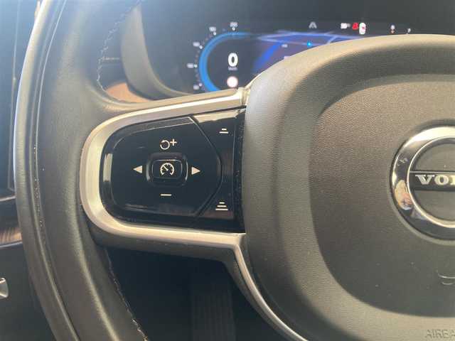 ボルボ ボルボ ＸＣ６０ B5 AWD インスクリプション 熊本県 2021(令3)年 4.1万km グレー ・スマートキー/・プッシュスタート/・パノラマサンルーフ/・PilotAssist/・レーンキープエイド/・前車発進通知/・ロードサインインフォメーション/・クルーズコントロール(追従式)/・茶革シート/・前席パワーシート/・前席エアシート /・全席シートヒーター /・ハンドルヒーター /・純正Googleナビ/　【Bluetooth・USB・AppleCarPlay・AndroidAuto】/・Bowers＆Wilkinsサウンドシステム/・全方位カメラ/・ETC/・ドライブレコーダー(前後録画)/・ヘッドアップディスプレイ/・ワイヤレス充電/・パワーバックドア/・LEDヘッドランプ/・LEDフォグランプ/・純正マット