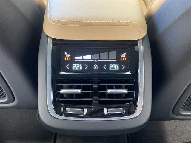 ボルボ ボルボ ＸＣ６０ B5 AWD インスクリプション 熊本県 2021(令3)年 4.1万km グレー ・スマートキー/・プッシュスタート/・パノラマサンルーフ/・PilotAssist/・レーンキープエイド/・前車発進通知/・ロードサインインフォメーション/・クルーズコントロール(追従式)/・茶革シート/・前席パワーシート/・前席エアシート /・全席シートヒーター /・ハンドルヒーター /・純正Googleナビ/　【Bluetooth・USB・AppleCarPlay・AndroidAuto】/・Bowers＆Wilkinsサウンドシステム/・全方位カメラ/・ETC/・ドライブレコーダー(前後録画)/・ヘッドアップディスプレイ/・ワイヤレス充電/・パワーバックドア/・LEDヘッドランプ/・LEDフォグランプ/・純正マット