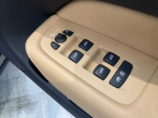 ボルボ ボルボ ＸＣ６０ B5 AWD インスクリプション 熊本県 2021(令3)年 4.1万km グレー ・スマートキー/・プッシュスタート/・パノラマサンルーフ/・PilotAssist/・レーンキープエイド/・前車発進通知/・ロードサインインフォメーション/・クルーズコントロール(追従式)/・茶革シート/・前席パワーシート/・前席エアシート /・全席シートヒーター /・ハンドルヒーター /・純正Googleナビ/　【Bluetooth・USB・AppleCarPlay・AndroidAuto】/・Bowers＆Wilkinsサウンドシステム/・全方位カメラ/・ETC/・ドライブレコーダー(前後録画)/・ヘッドアップディスプレイ/・ワイヤレス充電/・パワーバックドア/・LEDヘッドランプ/・LEDフォグランプ/・純正マット