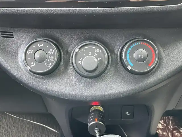 トヨタ ヴィッツ F 長野県 2017(平29)年 8.8万km ホワイトパールクリスタルシャイン ４ＷＤ/車載冬タイヤホイール付き/純正ナビ/Ｂカメラ/ＥＴＣ/ワンセグＴＶ/Ｂｌｕｅｔｏｏｔｈ/ドライブレコーダー/衝突被害軽減システム/車線逸脱警報機能/オートマチックハイビーム/純正ホイール