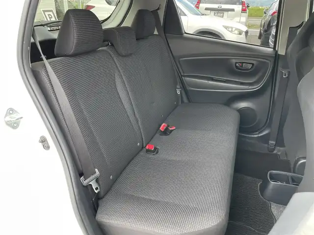 トヨタ ヴィッツ F 長野県 2017(平29)年 8.8万km ホワイトパールクリスタルシャイン ４ＷＤ/車載冬タイヤホイール付き/純正ナビ/Ｂカメラ/ＥＴＣ/ワンセグＴＶ/Ｂｌｕｅｔｏｏｔｈ/ドライブレコーダー/衝突被害軽減システム/車線逸脱警報機能/オートマチックハイビーム/純正ホイール