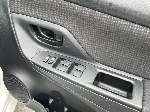 トヨタ ヴィッツ F 長野県 2017(平29)年 8.8万km ホワイトパールクリスタルシャイン ４ＷＤ/車載冬タイヤホイール付き/純正ナビ/Ｂカメラ/ＥＴＣ/ワンセグＴＶ/Ｂｌｕｅｔｏｏｔｈ/ドライブレコーダー/衝突被害軽減システム/車線逸脱警報機能/オートマチックハイビーム/純正ホイール