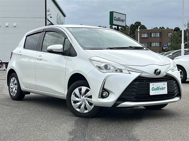 トヨタ ヴィッツ F 石川県 2017(平29)年 8.8万km ホワイトパールクリスタルシャイン 4WD/車載冬タイヤホイール付き/純正ナビ/Ｂカメラ/ＥＴＣ/ワンセグＴＶ/Ｂｌｕｅｔｏｏｔｈ/ドライブレコーダー/衝突被害軽減システム/車線逸脱警報機能/オートマチックハイビーム/純正ホイール