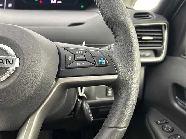 日産 セレナ e－パワー ハイウェイスター 千葉県 2018(平30)年 7.6万km ブリリアントシルバー 純正8型SDナビ/純正後席モニター/全方位カメラ　/プロパイロット　/両側電動スライドドア/シートヒーター　/ハンドルヒーター　/電子インナーミラー　/パーキングアシスト　/リアオートエアコン/LEDヘッドライト（オートライト付き）/電動格納サイドミラー/バックカメラ/アイドリングストップ/ウィンカーミラー/2列目キャプテンシート/ドアバイザー/プッシュスタート/ETC