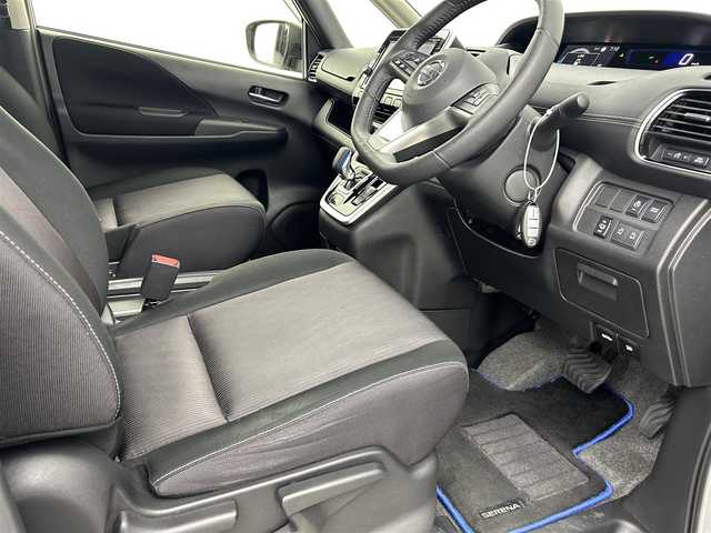 日産 セレナ e－パワー ハイウェイスター 千葉県 2018(平30)年 7.6万km ブリリアントシルバー 純正8型SDナビ/純正後席モニター/全方位カメラ　/プロパイロット　/両側電動スライドドア/シートヒーター　/ハンドルヒーター　/電子インナーミラー　/パーキングアシスト　/リアオートエアコン/LEDヘッドライト（オートライト付き）/電動格納サイドミラー/バックカメラ/アイドリングストップ/ウィンカーミラー/2列目キャプテンシート/ドアバイザー/プッシュスタート/ETC