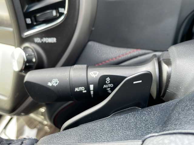トヨタ クラウン アスリート G 山口県 2016(平28)年 4.6万km ホワイトパールクリスタルシャイン サンルーフ/黒レザーシート/前席パワーシート（右前席メモリー付き)/前席シートヒーター/エアシート/純正ナビ/DVD/BD/CD/SD/MSV/BT/USB/AUX/　フルセグTV/バックカメラ/純正LＥＤヘッドライト/純正フォグランプ/オートライト/オートハイビーム/純正１８インチアルミホイール/革巻きステアリング/ステアリングスイッチ/パドルシフト/クルーズコントロール/黒ウッド調パネル/トランクイージークローザー/衝突被害軽減ブレーキ/ＬＤＡ/スマートキー×２/ビルトインETC/純正フロアマット/電動格納ウインカードアミラー(オート機能付き)