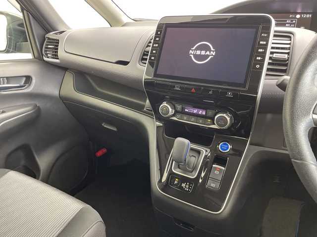 日産 セレナ e－パワー ハイウェイスター V 新潟県 2020(令2)年 7万km アズライトブルー 10インチ純正メモリナビ【MM520D-L】/　フルセグTV/Bluetooth/CD/DVD/USB/プロパイロット/セーフティパックA/・SRSカーテンエアバッグシステム&サイドエアバッグシステム/・踏み間違い衝突防止アシスト/・インテリジェントパーキングアシスト(駐車支援システム)/・標識検知機能/・フロント&バックソナー/・インテリジェントアラウンドビューモニター/・インテリジェントDA(ふらつき警報)/・ヒーター付ドアミラー/・ステアリングスイッチ/レーダークルーズコントロール/衝突被害軽減ブレーキ/後側方車両検知警報(BSW)/両側パワースライドドア/ドライブレコーダー【DH5-D】/ビルトインETC/レザーステアリング/禁煙車