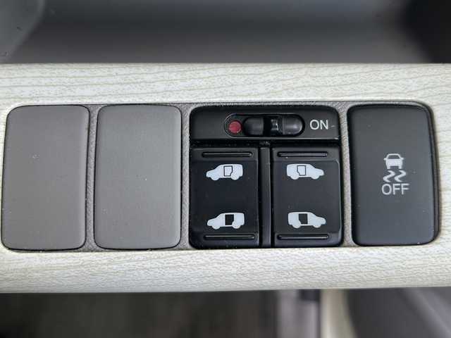 ホンダ ステップワゴン L 兵庫県 2009(平21)年 7.5万km プレミアムヒダマリアイボリーパール OP/・純正HDDインターナビシステム/CD/DVD/地デジTV/・マルチビューカメラ/・スカイルーフ/・純正16インチAW/・フローリングフロア/-/両側パワースライドドア/HIDヘッドランプ/オートライト/ビルトインETC/純正フロアマット/保証書/取説/スペアキー1本