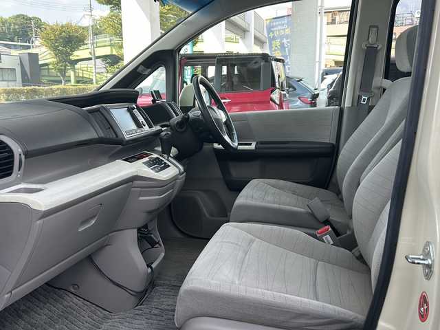 ホンダ ステップワゴン L 兵庫県 2009(平21)年 7.5万km プレミアムヒダマリアイボリーパール OP/・純正HDDインターナビシステム/CD/DVD/地デジTV/・マルチビューカメラ/・スカイルーフ/・純正16インチAW/・フローリングフロア/-/両側パワースライドドア/HIDヘッドランプ/オートライト/ビルトインETC/純正フロアマット/保証書/取説/スペアキー1本