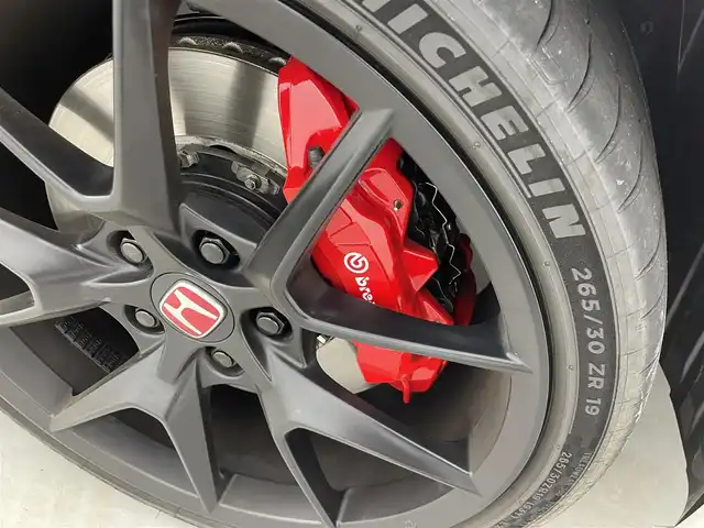 ホンダ シビック タイプR 群馬県 2024(令6)年 0.6万km チャンピオンシップホワイト Hondaコネクトディスプレー/・AM/FM/Bluetooth/USB/AppleCarPlay/AndroidAuto/＝＝＝＝＝/６速ＭＴ　ホンダコネクトディスプレー　ＥＴＣ２．０　Ｂｒｅｍｂｏキャリパー　タイプＲ専用１９インチリバースリムアルミホイール　ホンダセンシング　ＬｏｇＲ　前後ドライブレコーダー　ＬＥＤランプ　禁煙車