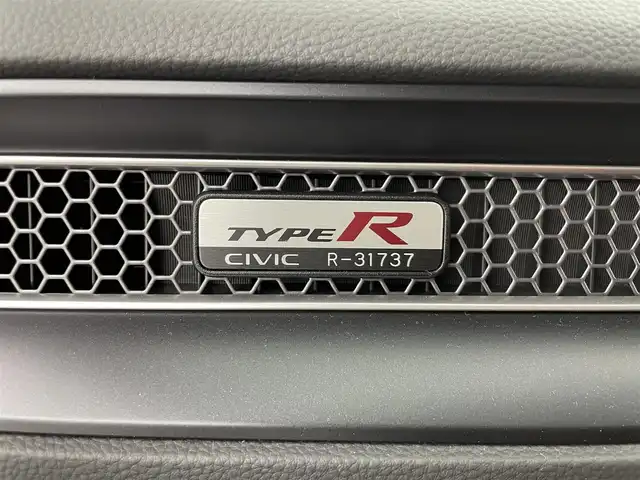 ホンダ シビック タイプR 群馬県 2024(令6)年 0.6万km チャンピオンシップホワイト Hondaコネクトディスプレー/・AM/FM/Bluetooth/USB/AppleCarPlay/AndroidAuto/＝＝＝＝＝/６速ＭＴ　ホンダコネクトディスプレー　ＥＴＣ２．０　Ｂｒｅｍｂｏキャリパー　タイプＲ専用１９インチリバースリムアルミホイール　ホンダセンシング　ＬｏｇＲ　前後ドライブレコーダー　ＬＥＤランプ　禁煙車
