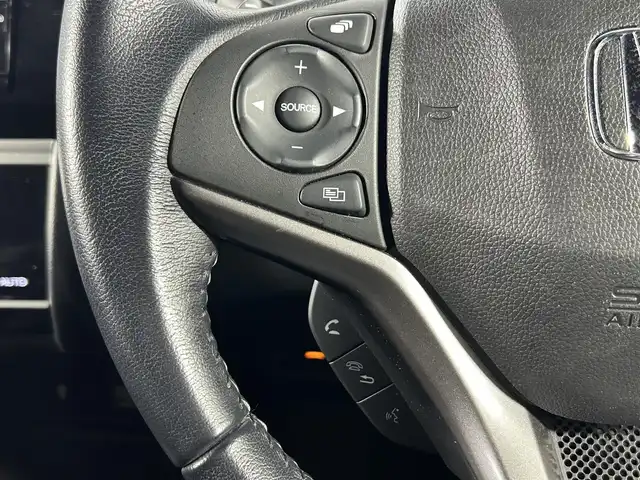 ホンダ フィット ハイブリット S ホンダセンシング 佐賀県 2017(平29)年 2.4万km ルージュアメジストM 純正７型ナビ/(フルセグTV/CD/DVD/Bluetooth/AM/FM/SD)/衝突軽減システム/バックカメラ/コーナーセンサー/レーンキープアシスト/レーダークルーズコントロール/パドルシフト/ＬＥＤヘッドライト/オートライト/フォグライト/純正１６インチアルミホイール/純正フロアマット/ドアバイザー/ビルトインETC/ドライブレコーダー/ステアリングリモコン/先行車発進告知機能/標識検知機能/盗難防止装置/横滑り防止装置/プッシュスタート/スマートキー/スペアキー×１