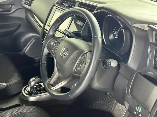 ホンダ フィット ハイブリット S ホンダセンシング 佐賀県 2017(平29)年 2.4万km ルージュアメジストM 純正７型ナビ/(フルセグTV/CD/DVD/Bluetooth/AM/FM/SD)/衝突軽減システム/バックカメラ/コーナーセンサー/レーンキープアシスト/レーダークルーズコントロール/パドルシフト/ＬＥＤヘッドライト/オートライト/フォグライト/純正１６インチアルミホイール/純正フロアマット/ドアバイザー/ビルトインETC/ドライブレコーダー/ステアリングリモコン/先行車発進告知機能/標識検知機能/盗難防止装置/横滑り防止装置/プッシュスタート/スマートキー/スペアキー×１