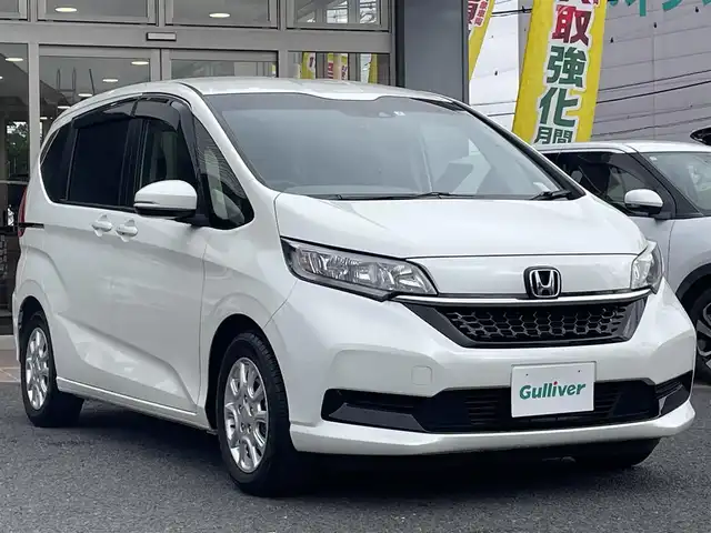 ホンダ フリード G ホンダセンシング 埼玉県 2020(令2)年 2万km プラチナホワイトパール 社外ナビ（Ｂｌｕｅｔｏｏｔｈ、ＣＤ、ＤＶＤ、フルセグＴＶ）/バックカメラ/ＥＴＣ/前ドラレコ/スペアキー１本/両側パワスラ/追従走行有クルコン/純正フロアマット/社外アルミ/ＬＥＤヘッドライト/ＵＳＢ入力端子/保証書/取扱説明書/ナビ取扱説明書/3列シート/ウォークスルー/横滑り防止装置/レーンキープアシスト/オートライト/ダブルエアバッグ/衝突被害軽減システム