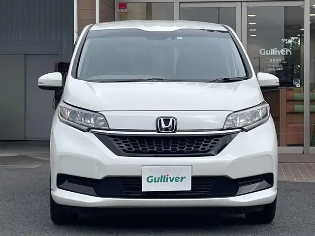 ホンダ フリード G ホンダセンシング 埼玉県 2020(令2)年 2万km プラチナホワイトパール 社外ナビ（Ｂｌｕｅｔｏｏｔｈ、ＣＤ、ＤＶＤ、フルセグＴＶ）/バックカメラ/ＥＴＣ/前ドラレコ/スペアキー１本/両側パワスラ/追従走行有クルコン/純正フロアマット/社外アルミ/ＬＥＤヘッドライト/ＵＳＢ入力端子/保証書/取扱説明書/ナビ取扱説明書/3列シート/ウォークスルー/横滑り防止装置/レーンキープアシスト/オートライト/ダブルエアバッグ/衝突被害軽減システム