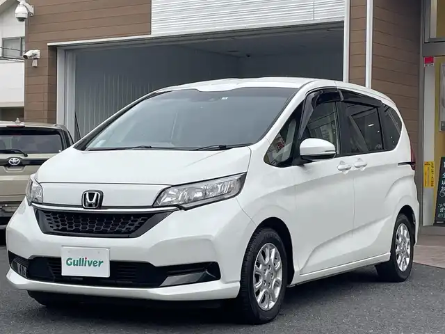 ホンダ フリード G ホンダセンシング 埼玉県 2020(令2)年 2万km プラチナホワイトパール 社外ナビ（Ｂｌｕｅｔｏｏｔｈ、ＣＤ、ＤＶＤ、フルセグＴＶ）/バックカメラ/ＥＴＣ/前ドラレコ/スペアキー１本/両側パワスラ/追従走行有クルコン/純正フロアマット/社外アルミ/ＬＥＤヘッドライト/ＵＳＢ入力端子/保証書/取扱説明書/ナビ取扱説明書/3列シート/ウォークスルー/横滑り防止装置/レーンキープアシスト/オートライト/ダブルエアバッグ/衝突被害軽減システム