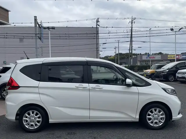 ホンダ フリード G ホンダセンシング 埼玉県 2020(令2)年 2万km プラチナホワイトパール 社外ナビ（Ｂｌｕｅｔｏｏｔｈ、ＣＤ、ＤＶＤ、フルセグＴＶ）/バックカメラ/ＥＴＣ/前ドラレコ/スペアキー１本/両側パワスラ/追従走行有クルコン/純正フロアマット/社外アルミ/ＬＥＤヘッドライト/ＵＳＢ入力端子/保証書/取扱説明書/ナビ取扱説明書/3列シート/ウォークスルー/横滑り防止装置/レーンキープアシスト/オートライト/ダブルエアバッグ/衝突被害軽減システム