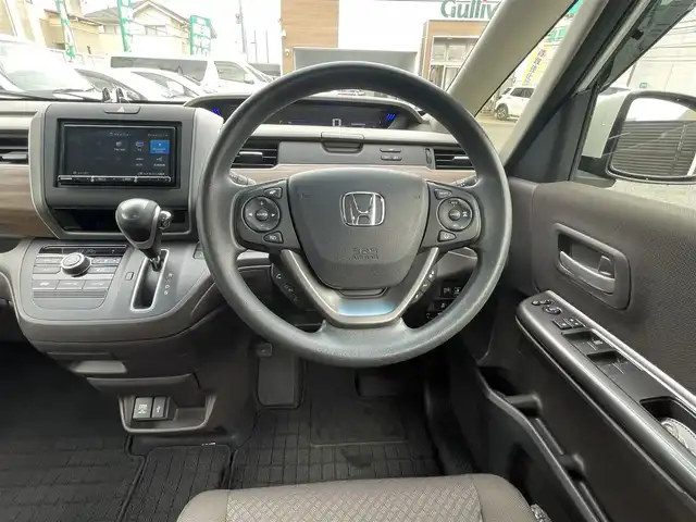 ホンダ フリード G ホンダセンシング 埼玉県 2020(令2)年 2万km プラチナホワイトパール 社外ナビ（Ｂｌｕｅｔｏｏｔｈ、ＣＤ、ＤＶＤ、フルセグＴＶ）/バックカメラ/ＥＴＣ/前ドラレコ/スペアキー１本/両側パワスラ/追従走行有クルコン/純正フロアマット/社外アルミ/ＬＥＤヘッドライト/ＵＳＢ入力端子/保証書/取扱説明書/ナビ取扱説明書/3列シート/ウォークスルー/横滑り防止装置/レーンキープアシスト/オートライト/ダブルエアバッグ/衝突被害軽減システム