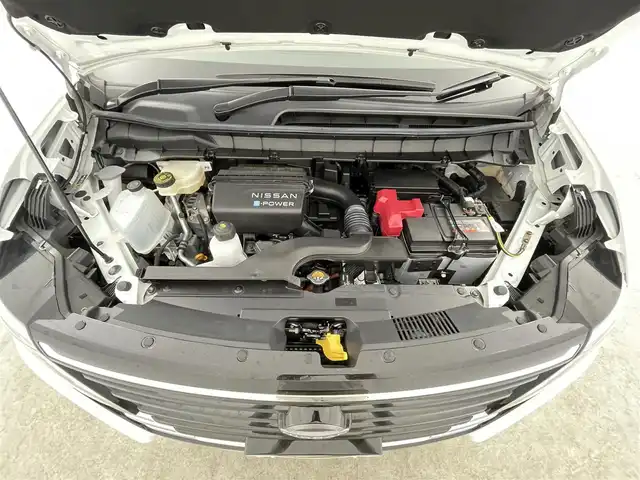 日産 セレナ e－パワー ハイウェイスター V 千葉県 2023(令5)年 0.6万km プリズムホワイト エマージェンシーブレーキ/・プロパイロット/・レーンキープアシスト/・車線逸脱警報システム/・ブラインドスポットモニター/・クリアランスソナー/純正9インチナビ/・Bluetooth/フルセグTV/HDMI/・アラウンドビューモニター/・ビルトインETC/・インテリジェントルームミラー/フリップダウンモニター/両側電動ドア/電子パーキング/・ブレーキホールド/オートライト/・オートマチックハイビーム/・LEDヘッドライト/・LEDフォグランプ/純正16インチAW/純正フロアマット/電動格納ウインカーミラー/プッシュスタート/・スマートキー/・スペアキー