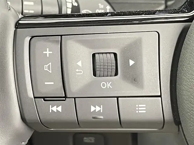 日産 セレナ e－パワー ハイウェイスター V 千葉県 2023(令5)年 0.6万km プリズムホワイト エマージェンシーブレーキ/・プロパイロット/・レーンキープアシスト/・車線逸脱警報システム/・ブラインドスポットモニター/・クリアランスソナー/純正9インチナビ/・Bluetooth/フルセグTV/HDMI/・アラウンドビューモニター/・ビルトインETC/・インテリジェントルームミラー/フリップダウンモニター/両側電動ドア/電子パーキング/・ブレーキホールド/オートライト/・オートマチックハイビーム/・LEDヘッドライト/・LEDフォグランプ/純正16インチAW/純正フロアマット/電動格納ウインカーミラー/プッシュスタート/・スマートキー/・スペアキー