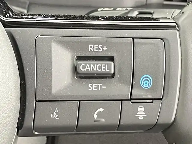 日産 セレナ e－パワー ハイウェイスター V 千葉県 2023(令5)年 0.6万km プリズムホワイト エマージェンシーブレーキ/・プロパイロット/・レーンキープアシスト/・車線逸脱警報システム/・ブラインドスポットモニター/・クリアランスソナー/純正9インチナビ/・Bluetooth/フルセグTV/HDMI/・アラウンドビューモニター/・ビルトインETC/・インテリジェントルームミラー/フリップダウンモニター/両側電動ドア/電子パーキング/・ブレーキホールド/オートライト/・オートマチックハイビーム/・LEDヘッドライト/・LEDフォグランプ/純正16インチAW/純正フロアマット/電動格納ウインカーミラー/プッシュスタート/・スマートキー/・スペアキー