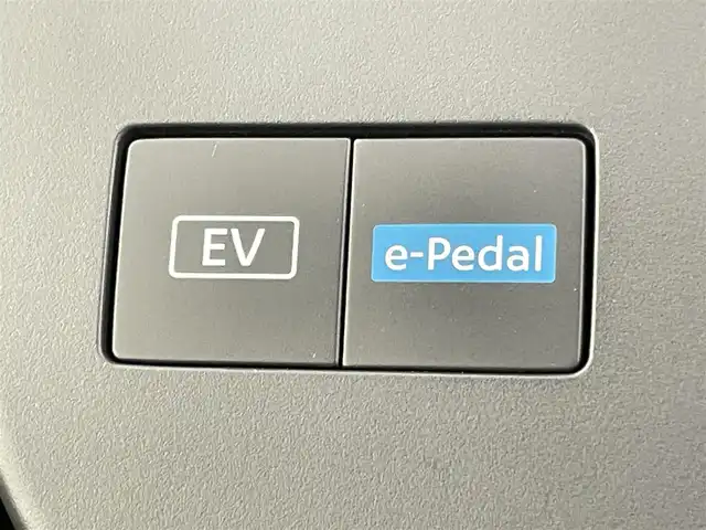 日産 セレナ e－パワー ハイウェイスター V 千葉県 2023(令5)年 0.6万km プリズムホワイト エマージェンシーブレーキ/・プロパイロット/・レーンキープアシスト/・車線逸脱警報システム/・ブラインドスポットモニター/・クリアランスソナー/純正9インチナビ/・Bluetooth/フルセグTV/HDMI/・アラウンドビューモニター/・ビルトインETC/・インテリジェントルームミラー/フリップダウンモニター/両側電動ドア/電子パーキング/・ブレーキホールド/オートライト/・オートマチックハイビーム/・LEDヘッドライト/・LEDフォグランプ/純正16インチAW/純正フロアマット/電動格納ウインカーミラー/プッシュスタート/・スマートキー/・スペアキー