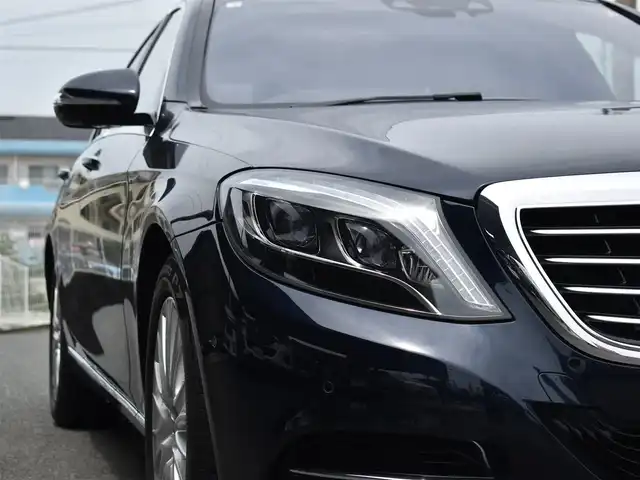 メルセデス・ベンツ Ｓ５５０Ｌ 福岡県 2016(平28)年 2.7万km カバンサイトブルー 純正メーカーナビ/　フルセグTV/CD/DVD/Bluetooth/360°カメラ/アクティブパーキングアシスト/パノラミックスライディングルーフ/ウィンカーミラー/クルーズコントロール/木目調革巻きステアリング/全席パワーシート、シートヒーター/後席電動ブラインド/Burmesterサラウンドサウンドシステム/プッシュスタート/ETC/純正18インチアルミホイール/ドライブレコーダー【DRY-WiFiV5】/レーダー探知機【Z260Cｓｄ】/アンビエントライト/保証書/取扱説明書/レーダーセーフティパッケージ/・ブレーキアシストプラス/・後方衝突警告システム/・PRE-SAFEブレーキ/・アクティブレーンキーピングアシスト/・アクティブブラインドスポットアシスト/・ディストロニックプラス/・チャイルドセーフティシートセンサー（助手席）