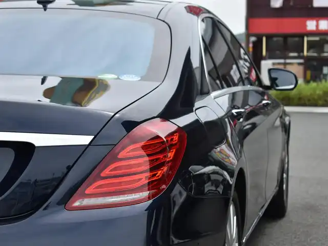 メルセデス・ベンツ Ｓ５５０Ｌ 福岡県 2016(平28)年 2.7万km カバンサイトブルー 純正メーカーナビ/　フルセグTV/CD/DVD/Bluetooth/360°カメラ/アクティブパーキングアシスト/パノラミックスライディングルーフ/ウィンカーミラー/クルーズコントロール/木目調革巻きステアリング/全席パワーシート、シートヒーター/後席電動ブラインド/Burmesterサラウンドサウンドシステム/プッシュスタート/ETC/純正18インチアルミホイール/ドライブレコーダー【DRY-WiFiV5】/レーダー探知機【Z260Cｓｄ】/アンビエントライト/保証書/取扱説明書/レーダーセーフティパッケージ/・ブレーキアシストプラス/・後方衝突警告システム/・PRE-SAFEブレーキ/・アクティブレーンキーピングアシスト/・アクティブブラインドスポットアシスト/・ディストロニックプラス/・チャイルドセーフティシートセンサー（助手席）