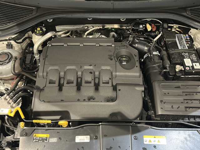 フォルクスワーゲン Ｔ－ロック TDI スポーツ 新潟県 2020(令2)年 3.7万km ピュアホワイト 純正ナビ”Discover Pro”/(CD/DVD/Bluetooth/USB/フルセグTV)/オールインセーフティ/-アダプティブクルーズコントロール/-レーンキープアシスト/-ハイビームアシスト/-バックカメラ/-ブラインドスポットモニター/-リヤトラフィックアラート/-プリクラッシュブレーキ/デジタルメータークラスター/パドルシフト/LEDヘッドライト/パワーバックドア/純正18インチアルミホイール/ハーフレザーシート/ETC2.0/ドライブレコーダー
