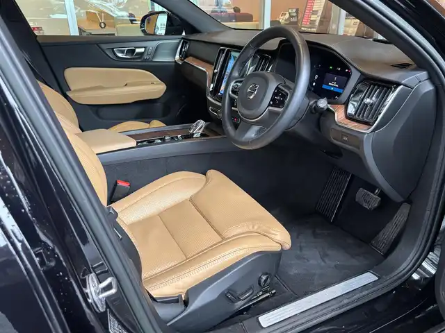 ボルボ Ｖ６０ アルティメット B4 宮城県 2022(令4)年 4.8万km オニキスブラックP ＡＣＣ　/ＬＫＡ　/ＢＬＩＳ　/ヘッドアップディスプレイ　/ｈａｒｍａｎ／ｋａｒｄｏｎサウンドシステム　/Ｇｏｏｇｌｅナビ　/全方位カメラ　/茶革シート　/エアシート　/シートヒーター　/パワーシート　/ＬＥＤヘッドライト　/オレフォス製シフト　/液晶メーターパネル