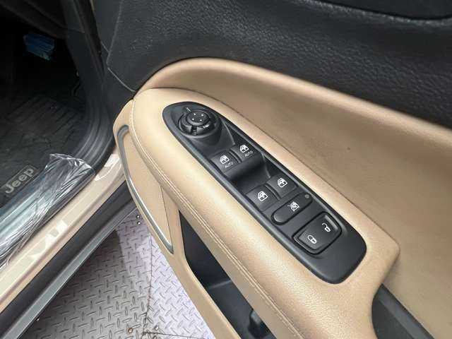 クライスラー・ジープ ジープ コンパス モハベサンドエディション 千葉県 2019(平31)年 5.7万km ベージュ 限定車　/ＡＣＣ　/ナビ　/ＴＶ　/Ｂｌｕｅｔｏｏｔｈ接続　/バックカメラ　/ＰａｒｋＳｅｎｓｅ縦列　/並列パークアシスト　/衝突軽減ブレーキ　/ブラインドスポット　/レーンキープアシスト　/ＥＴＣ　/禁煙車　/ブラックルーフ