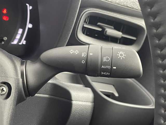 トヨタ シエンタ ハイブリッド Z 埼玉県 2022(令4)年 0.4万km ホワイトパールクリスタルシャイン 純正１０．５インチナビ　パノラミックビューモニター　ＢＳＭ　シートヒーター　ステアリングヒーター　ＡＣ１００Ｖ　レーダークルーズコントロール　ドラレコ　ビルトインＥＴＣ　パーキングアシスト　ＬＥＤ