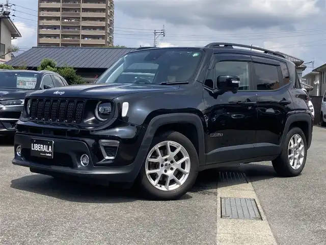 クライスラー・ジープ ジープ レネゲード リミテッド 熊本県 2020(令2)年 6万km ブラック ・スマートキー/・プッシュスタート/・自動緊急ブレーキ/・レーンセンス/・パークセンス/・ブラインドスポットモニター/・アクティブヘッドライト/・クルーズコントロール(追従式)/・黒革シート/・前席パワーシート/・前駅シートヒーター /・ハンドルヒーター /・純正メモリナビ/　【Bluetooth・USB・AUX】/・フルセグTV/・スマホ連携/　【AppleCarPlay・AndroidAuto】/・バックカメラ/・ETC2.0/・ドライブレコーダー(前後録画)/・LEDヘッドランプ/・LEDフォグランプ/・純正マット