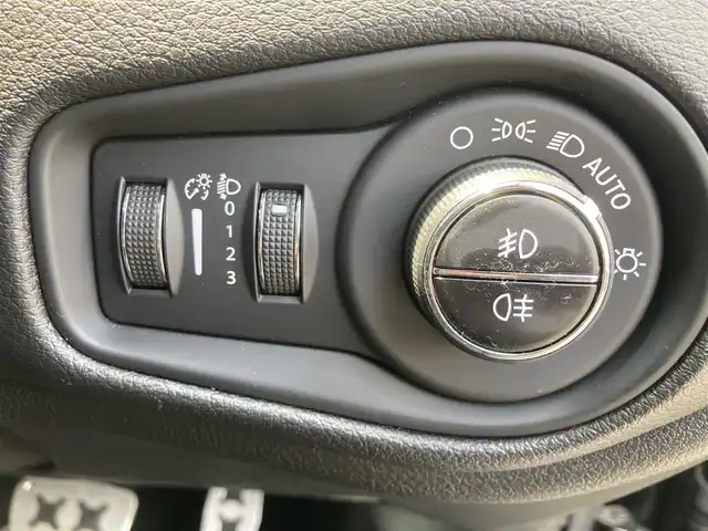 クライスラー・ジープ ジープ レネゲード リミテッド 熊本県 2020(令2)年 6万km ブラック ・スマートキー/・プッシュスタート/・自動緊急ブレーキ/・レーンセンス/・パークセンス/・ブラインドスポットモニター/・アクティブヘッドライト/・クルーズコントロール(追従式)/・黒革シート/・前席パワーシート/・前駅シートヒーター /・ハンドルヒーター /・純正メモリナビ/　【Bluetooth・USB・AUX】/・フルセグTV/・スマホ連携/　【AppleCarPlay・AndroidAuto】/・バックカメラ/・ETC2.0/・ドライブレコーダー(前後録画)/・LEDヘッドランプ/・LEDフォグランプ/・純正マット