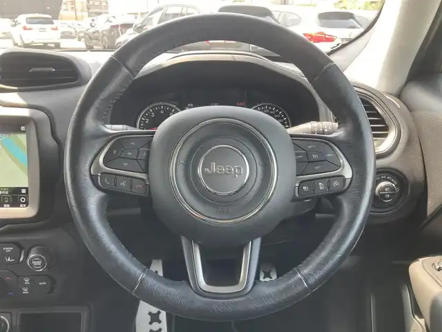 クライスラー・ジープ ジープ レネゲード リミテッド 熊本県 2020(令2)年 6万km ブラック ・スマートキー/・プッシュスタート/・自動緊急ブレーキ/・レーンセンス/・パークセンス/・ブラインドスポットモニター/・アクティブヘッドライト/・クルーズコントロール(追従式)/・黒革シート/・前席パワーシート/・前駅シートヒーター /・ハンドルヒーター /・純正メモリナビ/　【Bluetooth・USB・AUX】/・フルセグTV/・スマホ連携/　【AppleCarPlay・AndroidAuto】/・バックカメラ/・ETC2.0/・ドライブレコーダー(前後録画)/・LEDヘッドランプ/・LEDフォグランプ/・純正マット