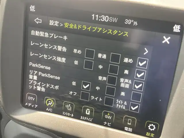クライスラー・ジープ ジープ レネゲード リミテッド 熊本県 2020(令2)年 6万km ブラック ・スマートキー/・プッシュスタート/・自動緊急ブレーキ/・レーンセンス/・パークセンス/・ブラインドスポットモニター/・アクティブヘッドライト/・クルーズコントロール(追従式)/・黒革シート/・前席パワーシート/・前駅シートヒーター /・ハンドルヒーター /・純正メモリナビ/　【Bluetooth・USB・AUX】/・フルセグTV/・スマホ連携/　【AppleCarPlay・AndroidAuto】/・バックカメラ/・ETC2.0/・ドライブレコーダー(前後録画)/・LEDヘッドランプ/・LEDフォグランプ/・純正マット