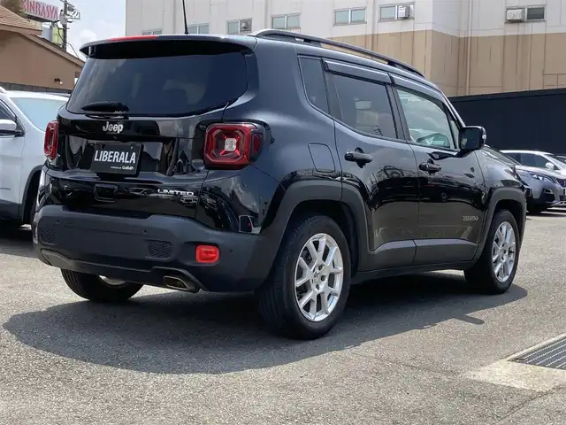 クライスラー・ジープ ジープ レネゲード リミテッド 熊本県 2020(令2)年 6万km ブラック ・スマートキー/・プッシュスタート/・自動緊急ブレーキ/・レーンセンス/・パークセンス/・ブラインドスポットモニター/・アクティブヘッドライト/・クルーズコントロール(追従式)/・黒革シート/・前席パワーシート/・前駅シートヒーター /・ハンドルヒーター /・純正メモリナビ/　【Bluetooth・USB・AUX】/・フルセグTV/・スマホ連携/　【AppleCarPlay・AndroidAuto】/・バックカメラ/・ETC2.0/・ドライブレコーダー(前後録画)/・LEDヘッドランプ/・LEDフォグランプ/・純正マット