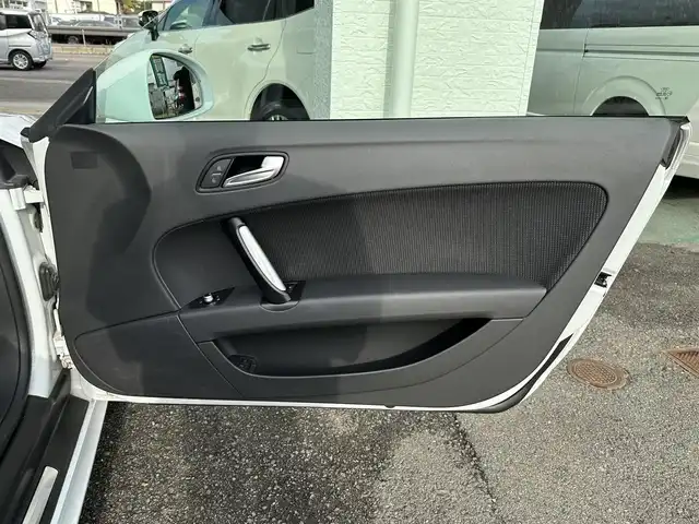 アウディ ＴＴクーペ 1．8 TFSI Sライン 愛知県 2013(平25)年 5万km パール ナビゲーション　/フルセグテレビ　/ＣＤ＆ＤＶＤ　/ブルートゥース　/ＵＳＢ接続　/ミュージックサーバー　/バックカメラ　/ＥＴＣ　/ハーフレザーシート　/キーレス　/社外１９インチアルミホイール　/保証書　/取扱説明書　/整備手帳