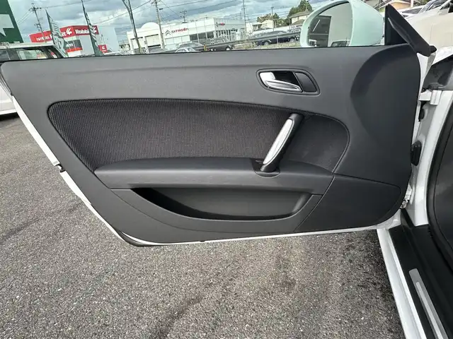 アウディ ＴＴクーペ 1．8 TFSI Sライン 愛知県 2013(平25)年 5万km パール ナビゲーション　/フルセグテレビ　/ＣＤ＆ＤＶＤ　/ブルートゥース　/ＵＳＢ接続　/ミュージックサーバー　/バックカメラ　/ＥＴＣ　/ハーフレザーシート　/キーレス　/社外１９インチアルミホイール　/保証書　/取扱説明書　/整備手帳