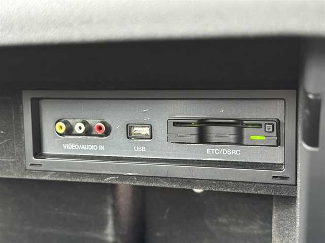 アウディ ＴＴクーペ 1．8 TFSI Sライン 愛知県 2013(平25)年 5万km パール ナビゲーション　/フルセグテレビ　/ＣＤ＆ＤＶＤ　/ブルートゥース　/ＵＳＢ接続　/ミュージックサーバー　/バックカメラ　/ＥＴＣ　/ハーフレザーシート　/キーレス　/社外１９インチアルミホイール　/保証書　/取扱説明書　/整備手帳