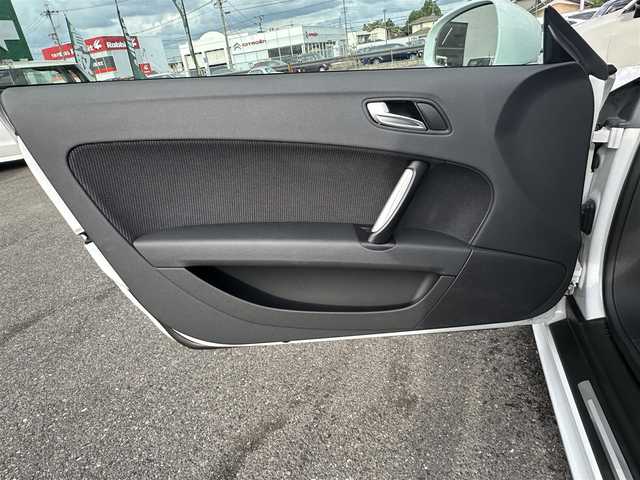 アウディ ＴＴクーペ 1．8 TFSI Sライン 愛知県 2013(平25)年 5万km パール ナビゲーション　/フルセグテレビ　/ＣＤ＆ＤＶＤ　/ブルートゥース　/ＵＳＢ接続　/ミュージックサーバー　/バックカメラ　/ＥＴＣ　/ハーフレザーシート　/キーレス　/社外１９インチアルミホイール　/保証書　/取扱説明書　/整備手帳