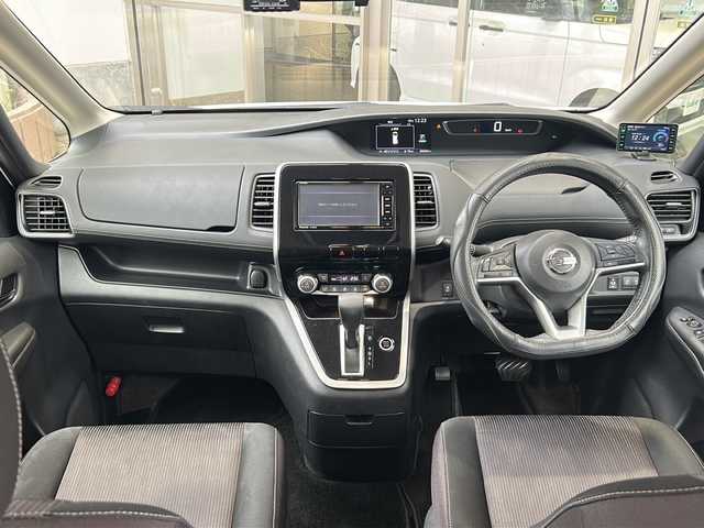 日産 セレナ ハイウェイスター 静岡県 2016(平28)年 8.9万km ブリリアントホワイトパール ストラーダナビ/・CD/DVD/・Bluetooth/・FM/AM/・SD/・フルセグTV/主要装備/・後席フリップダウンモニター/・エマージェンシーブレーキ/・両側パワースライドドア/・前後ドライブレコーダー/・ビルトインＥＴＣ/・ＬＥＤヘッドライト/・16インチ純正アルミ/・バックカメラ/・レーダー探知機/・車線逸脱警報/・アイドリングストップ/・横滑り防止装置/・オートライト/・フォグランプ