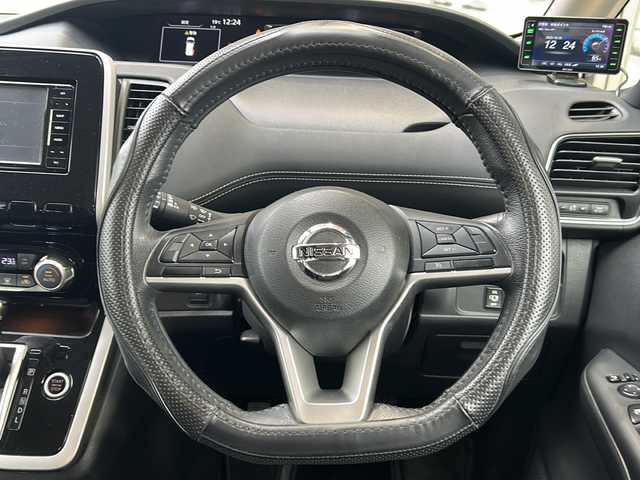 日産 セレナ ハイウェイスター 静岡県 2016(平28)年 8.9万km ブリリアントホワイトパール ストラーダナビ/・CD/DVD/・Bluetooth/・FM/AM/・SD/・フルセグTV/主要装備/・後席フリップダウンモニター/・エマージェンシーブレーキ/・両側パワースライドドア/・前後ドライブレコーダー/・ビルトインＥＴＣ/・ＬＥＤヘッドライト/・16インチ純正アルミ/・バックカメラ/・レーダー探知機/・車線逸脱警報/・アイドリングストップ/・横滑り防止装置/・オートライト/・フォグランプ