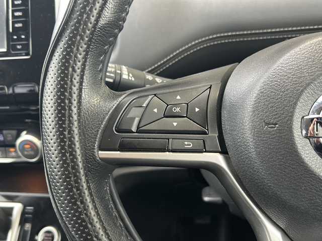 日産 セレナ ハイウェイスター 静岡県 2016(平28)年 8.9万km ブリリアントホワイトパール ストラーダナビ/・CD/DVD/・Bluetooth/・FM/AM/・SD/・フルセグTV/主要装備/・後席フリップダウンモニター/・エマージェンシーブレーキ/・両側パワースライドドア/・前後ドライブレコーダー/・ビルトインＥＴＣ/・ＬＥＤヘッドライト/・16インチ純正アルミ/・バックカメラ/・レーダー探知機/・車線逸脱警報/・アイドリングストップ/・横滑り防止装置/・オートライト/・フォグランプ