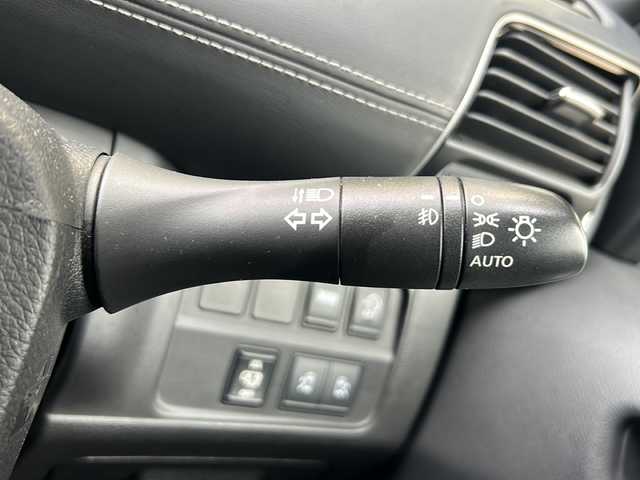 日産 セレナ ハイウェイスター 静岡県 2016(平28)年 8.9万km ブリリアントホワイトパール ストラーダナビ/・CD/DVD/・Bluetooth/・FM/AM/・SD/・フルセグTV/主要装備/・後席フリップダウンモニター/・エマージェンシーブレーキ/・両側パワースライドドア/・前後ドライブレコーダー/・ビルトインＥＴＣ/・ＬＥＤヘッドライト/・16インチ純正アルミ/・バックカメラ/・レーダー探知機/・車線逸脱警報/・アイドリングストップ/・横滑り防止装置/・オートライト/・フォグランプ